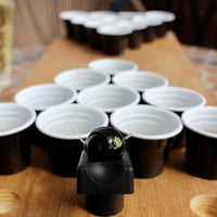 Nahaufnahme des Shot Pong Sets mit dem Katapult von JUSTPONG 